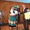 Wójt Gminy Gościeradów wręcza podziękowania członkom kapeli (link otworzy duże zdjęcie)