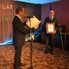 Wójt Gminy Gościeradów wręcza podziękowanie dyrektorowi GOK (link otworzy duże zdjęcie)